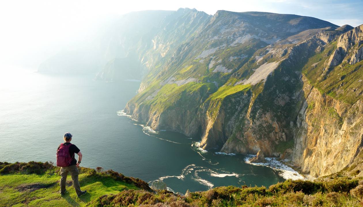 Slieve League, Airijos aukščiausios jūros uolos, esančios pietvakarių Donegale palei šį nuostabų pakrantės važiavimo maršrutą. Viena populiariausių stotelės Wild Atlantic Way route, Co Donegal, Airija.