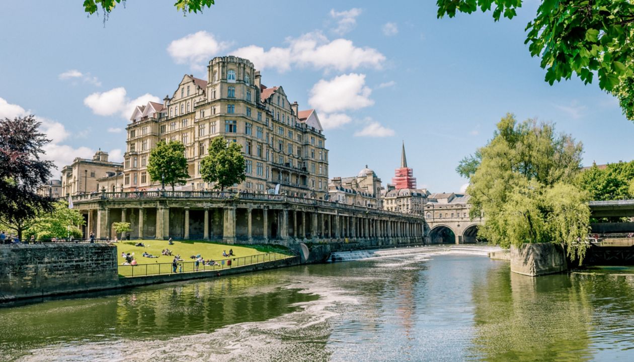 The Pulteney Bridge in Palladian style crosses the River Avon in Bath