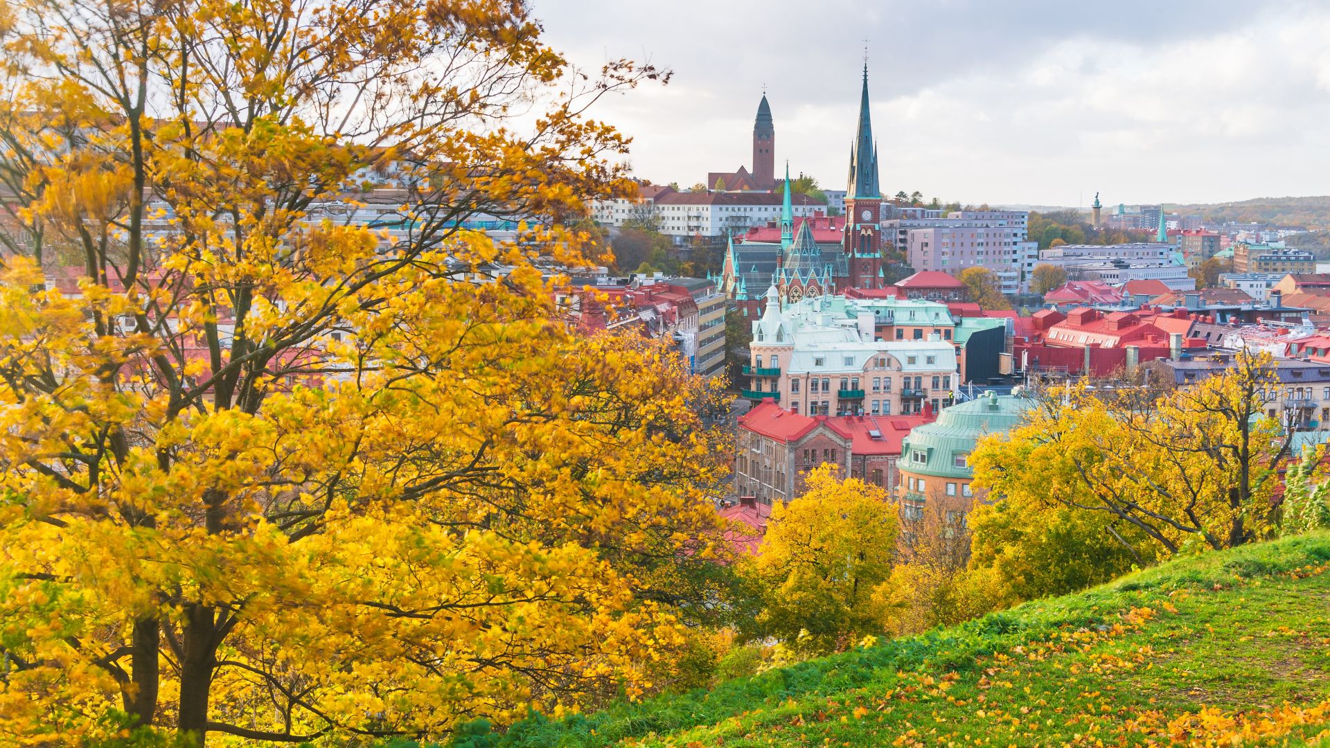 Gēteborgas pilsēta, kas rudenīgā dienā redzama aiz kalna