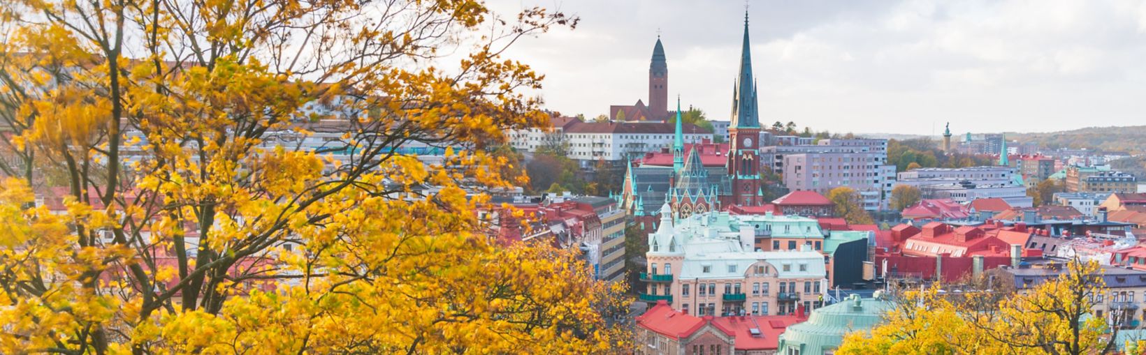 Město Göteborg za kopcem za podzimního dne