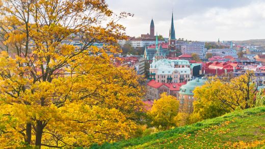 Město Göteborg za kopcem za podzimního dne