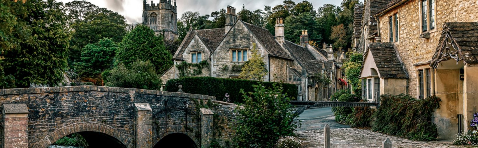 Uitzicht op het schilderachtige dorpje Castle Combe in Engeland