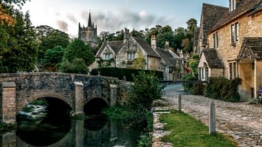 Uitzicht op het schilderachtige dorpje Castle Combe in Engeland