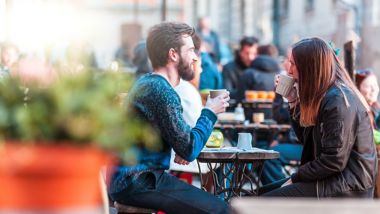 Amis dégustant une boisson chaude dans un café en Suède