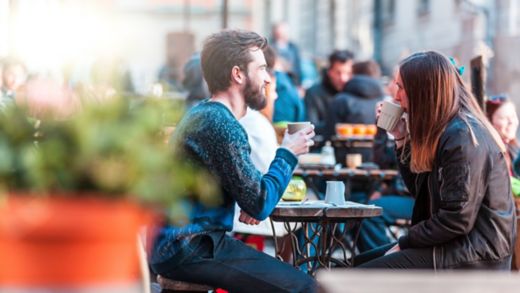 Freunde, die in einem Café in Schweden Kaffee trinken