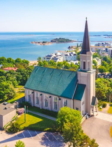 Hanko piejūras pilsētiņa, Dienvidsomija. Baltijas jūra. Izcelta veca Somijas pilsēta. Tradicionāla Skandināvijas arhitektūra, Somijas pilsētas ainava vasarā. Evanģēliski luteriskā baznīca. Katedrāle.