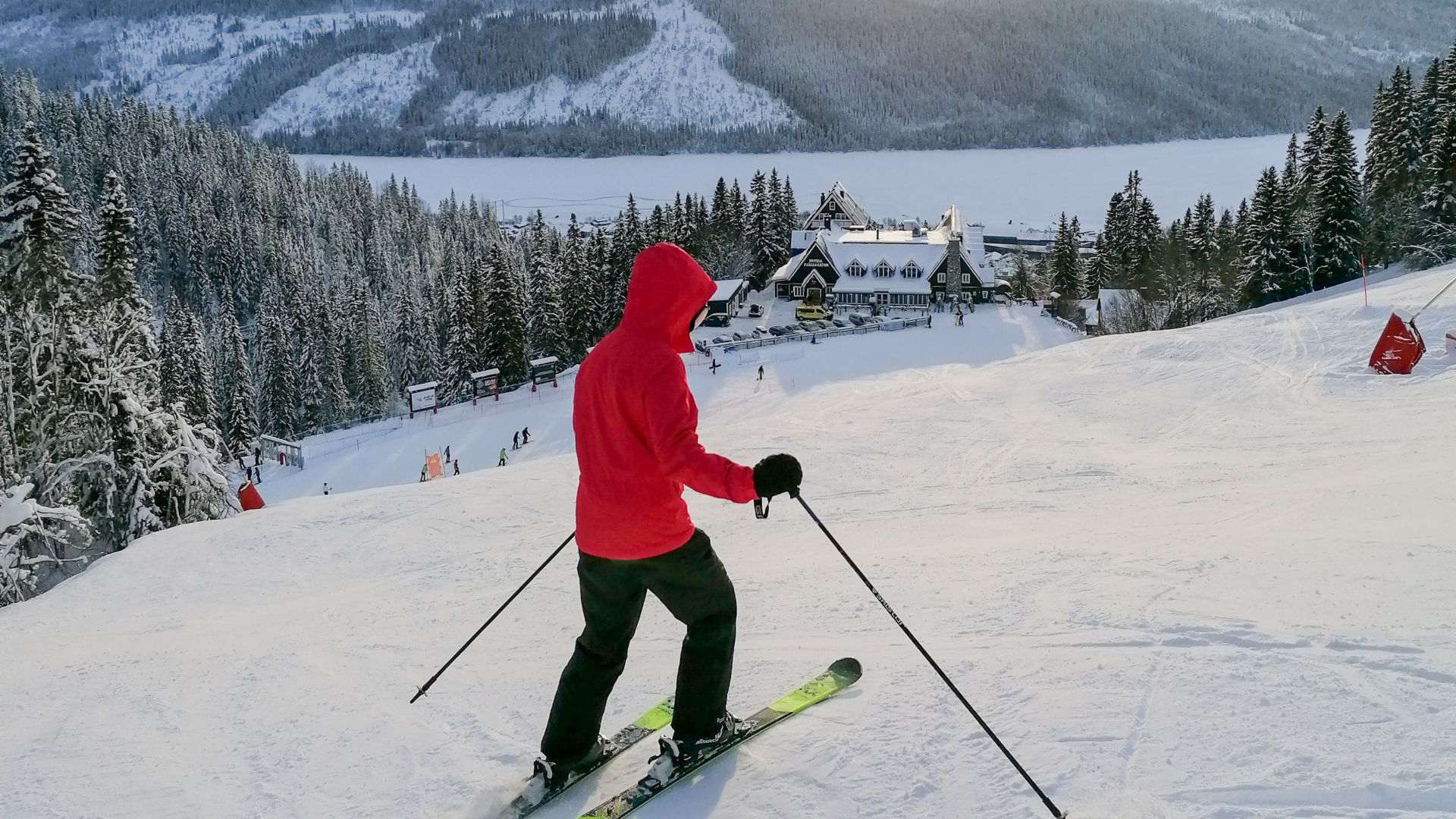 Skifahren bei schönem sonnigem und verschneitem Wetter im Wintersportort Åre in Schweden