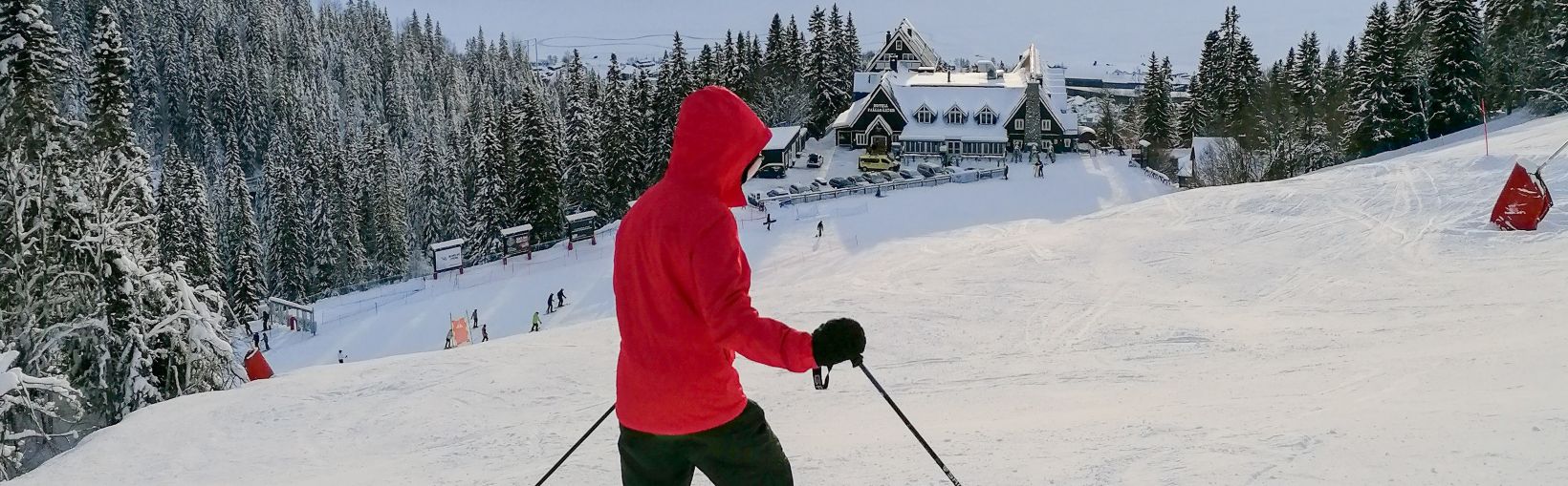 Skifahren bei schönem sonnigem und verschneitem Wetter im Wintersportort Åre in Schweden
