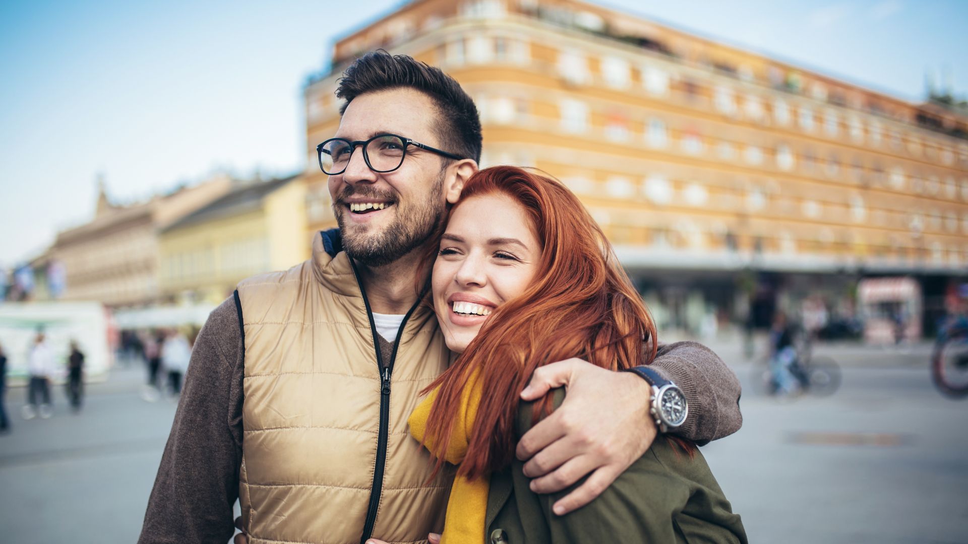 Lächelndes Paar, das im Urlaub genießt, junger Tourist, der tagsüber Spaß beim Wandern und Erkunden der Stadtstraße hat.