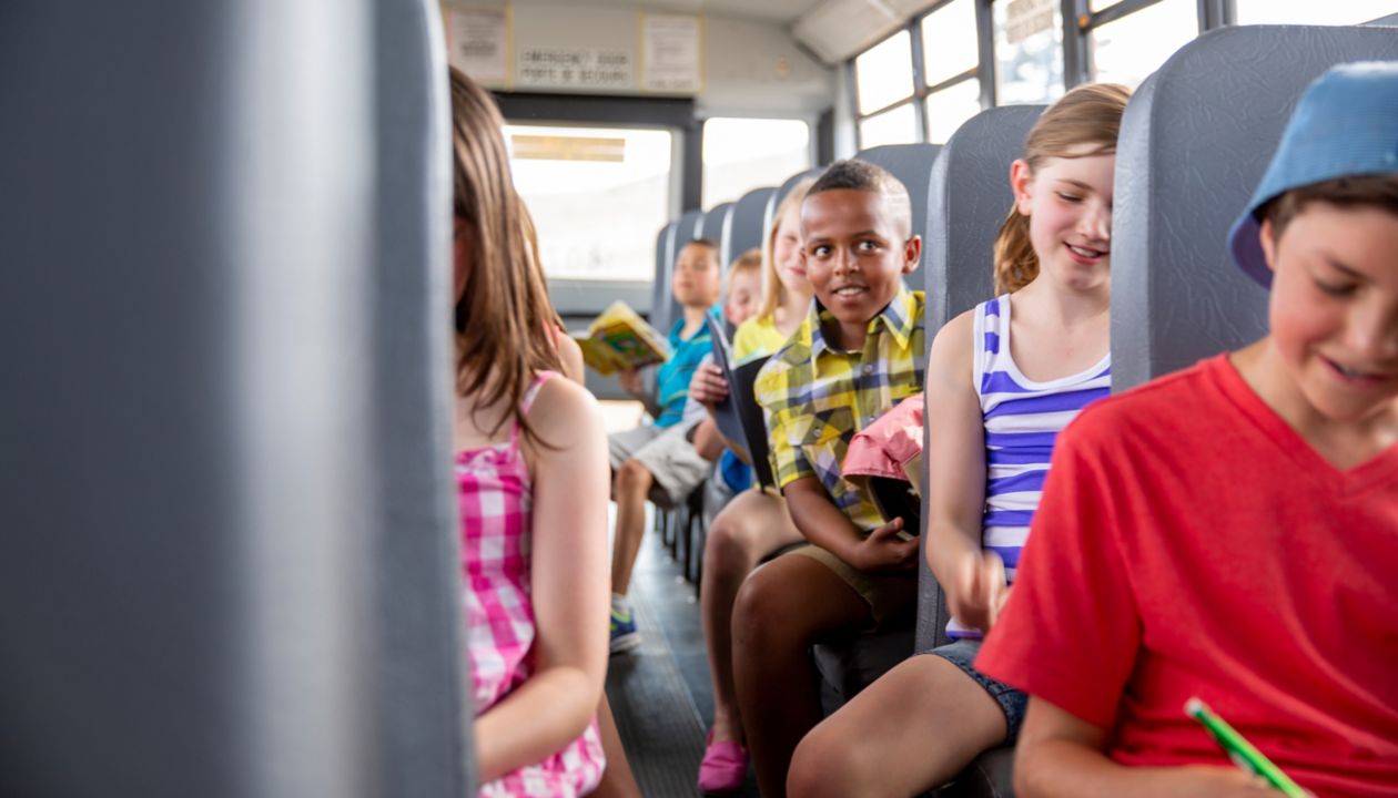 Niños en un autobús