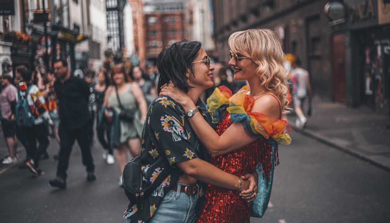 Två kvinnor omfamnar på HBTQ-parad