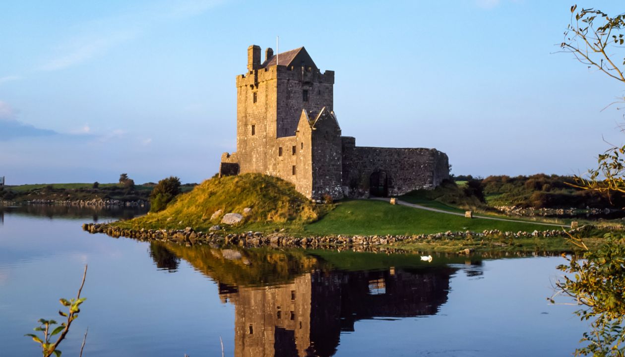 Dunguire Castle, Kinvara, Co Galway, Irland; Slott omgitt av Placid Lake