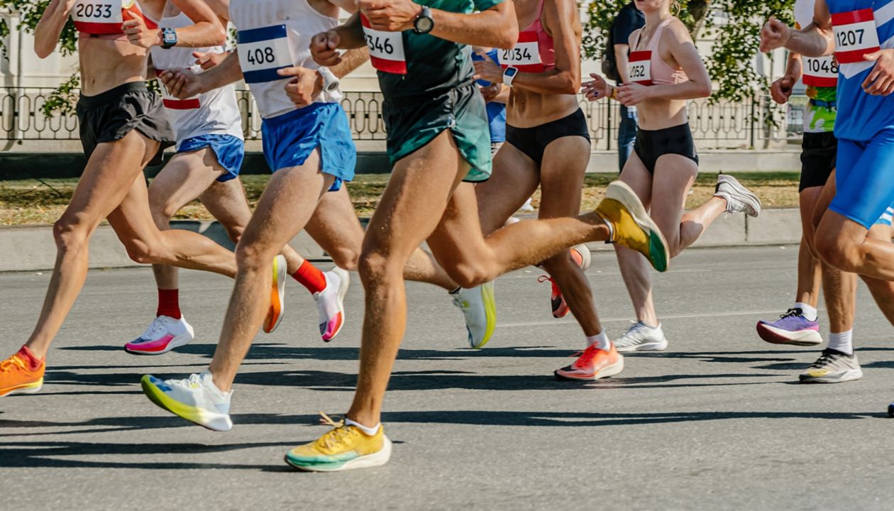 rühm sportlasi jooksevad linnamaratonil