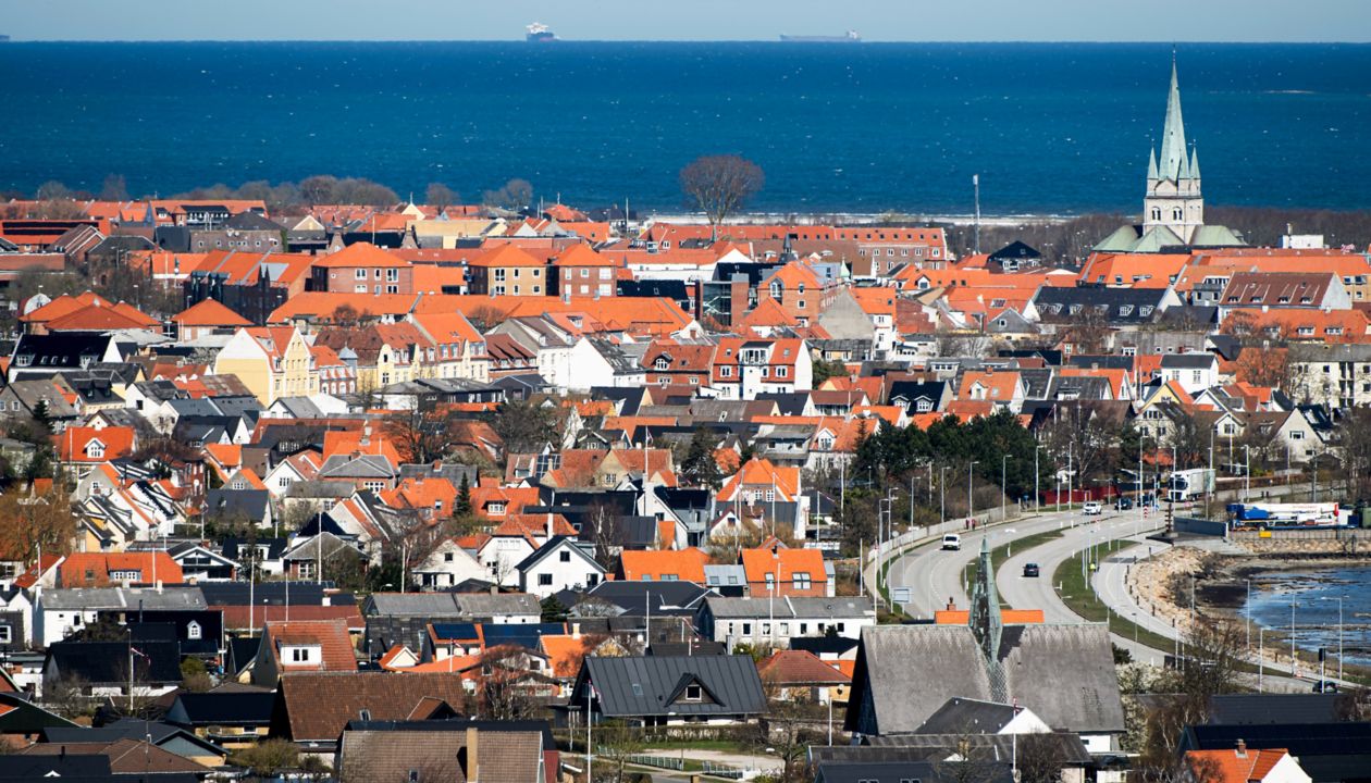 Frederikshavn set fra Pikkerbakken. Foto: © Michael Bo Rasmussen / Baghuset. Dato: 19.04.23