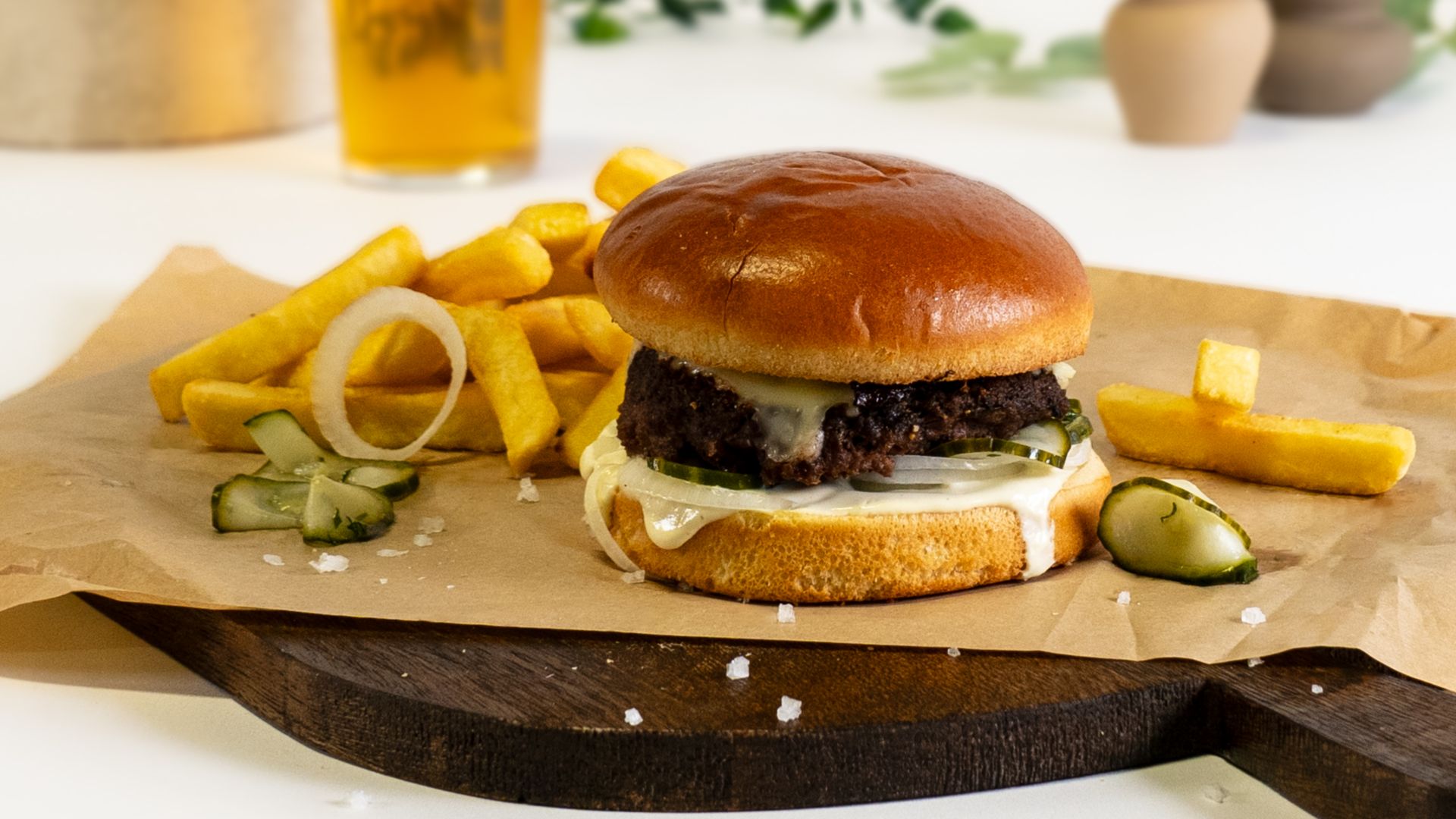 /content/dam/stenaline/en/images/food-and-beverage/with-background/casual-dining/2025----core-menu/IS_BeefBurgerWithChips_2025.jpg