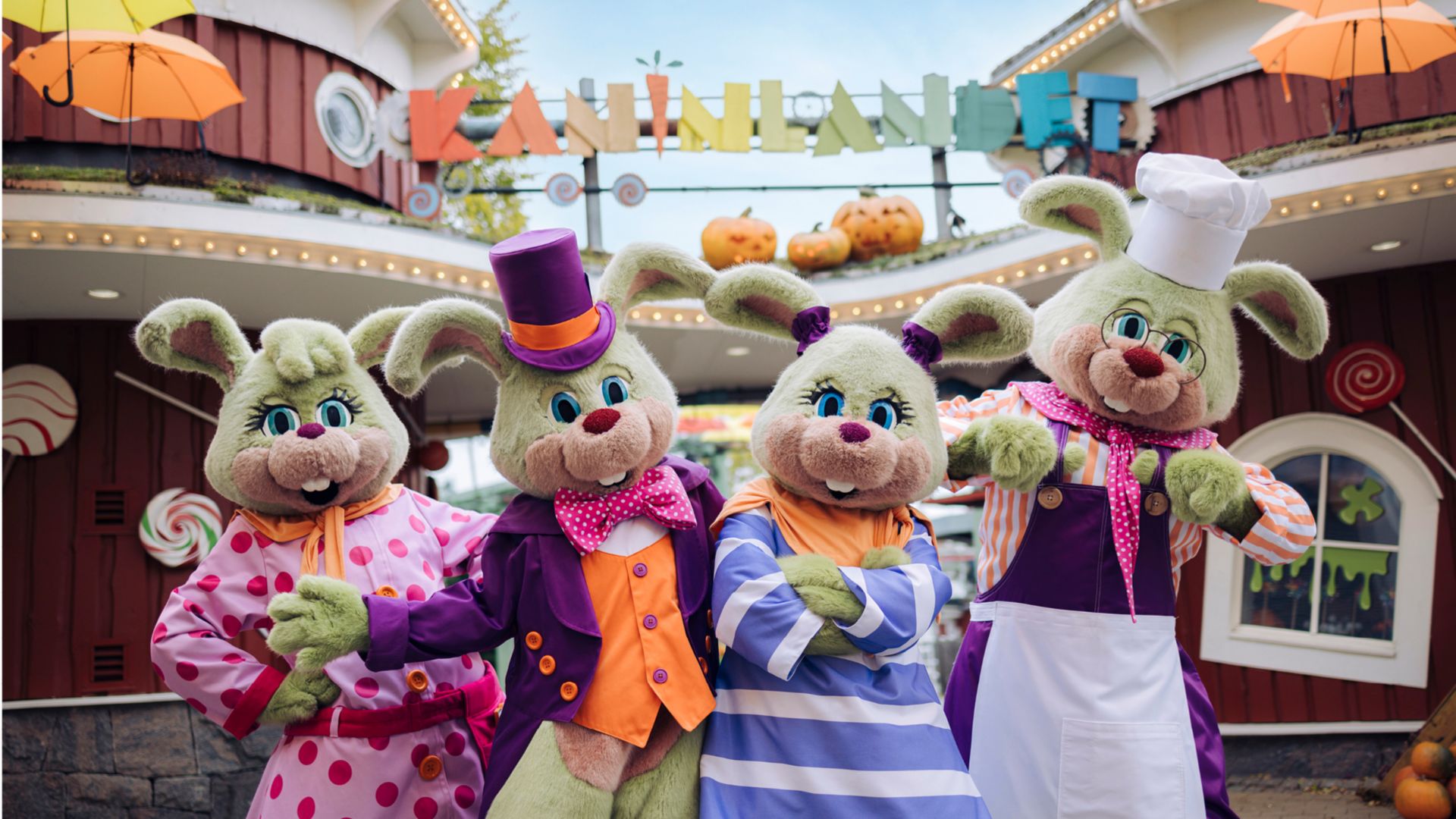 Četri cilvēki krāsainos zaķu tērpos pozē pie Liseberg atrakciju parka ieejas.