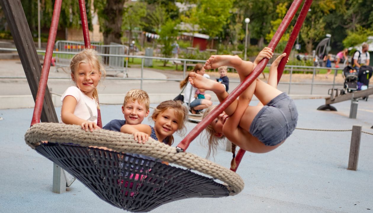 "Plikta" to popularny plac zabaw położony w parku miejskim Slottsskogen.