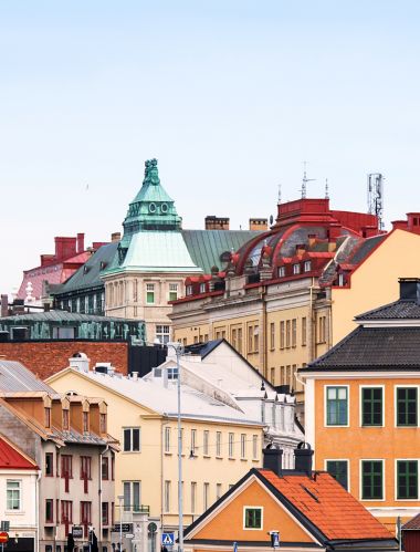 Spalvingi istoriniai pastatai Karlskronos centre su puošniais stogais ir klasikine architektūra
