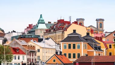 Kolorowe zabytkowe budynki w centrum Karlskrony z ozdobnymi dachami i klasyczną architekturą