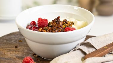 Granola med bringebær i en frokostbolle
