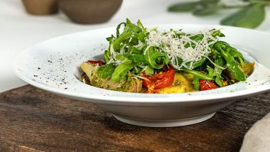 Cheese ravioli with rocket and grated parmesan