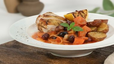 Fried chicken breast, tomato- and olive sauce, roasted potatoes