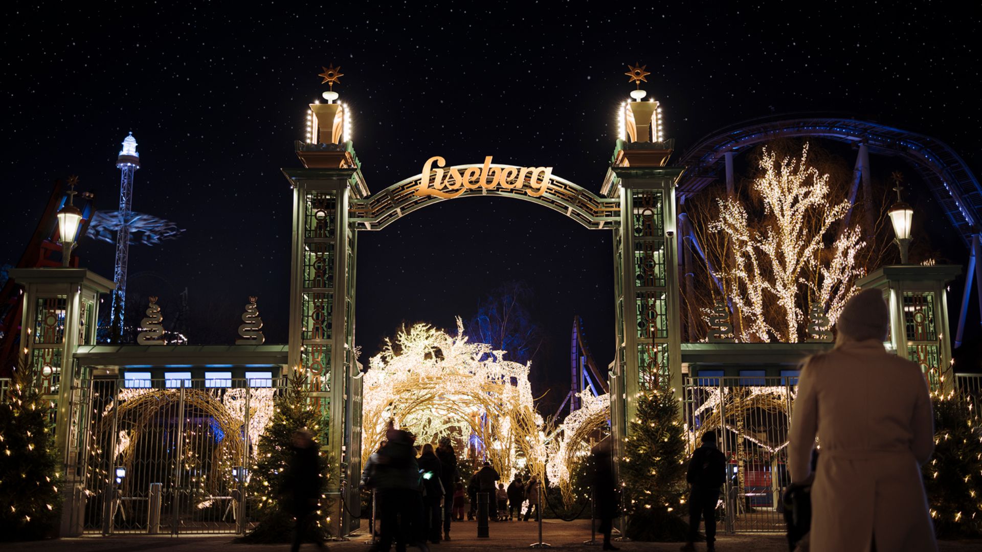 Cztery osoby w kolorowych kostiumach królików pozują przed wejściem do parku rozrywki Liseberg