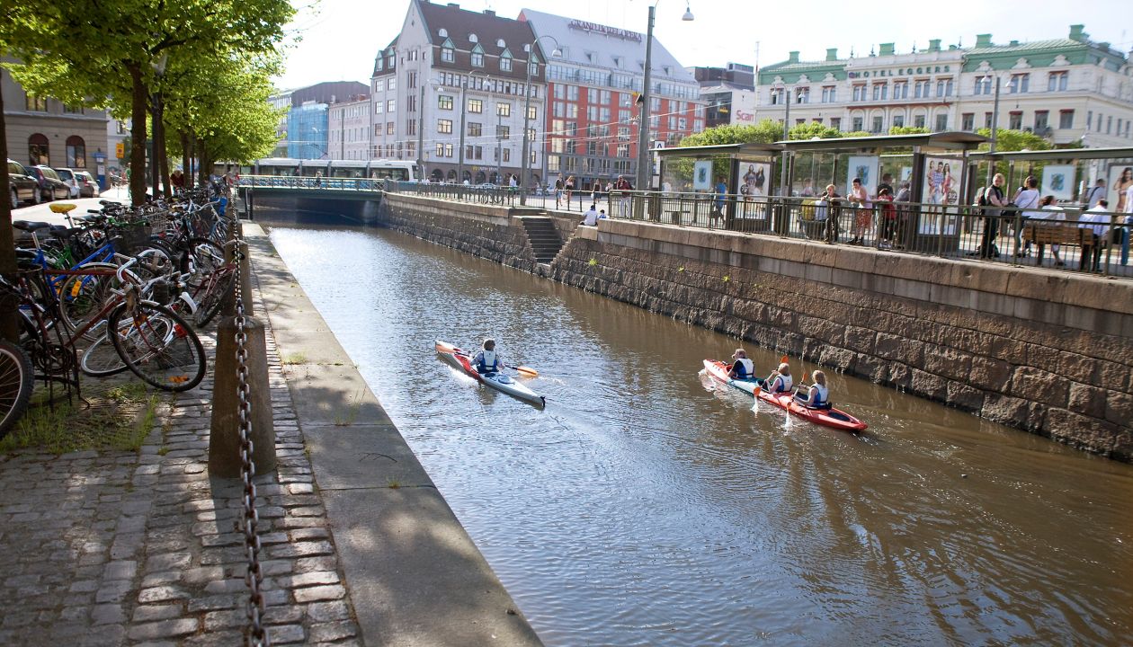 Inimesed sõidavad kajakiga Göteborgi kesklinnas Drottningtorgeti lähedal vallikraavis