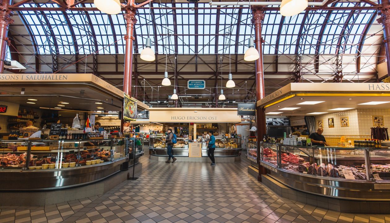 La halle du marché. Une halle de marché traditionnelle et animée, avec de nombreux produits délicieux.