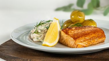 Seared salmon with potatoes, lemon and Skagen shrimp mix