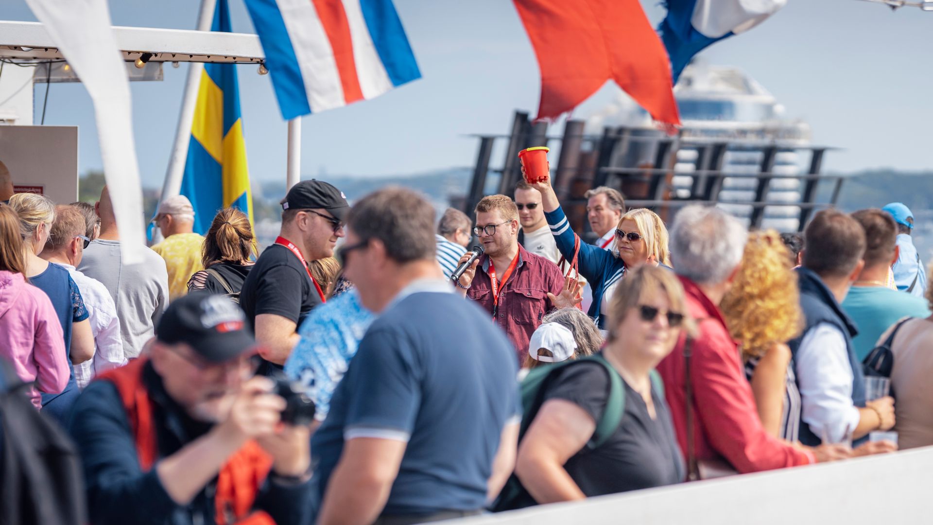 Passagiere geniessen die Atmosphäre an Bord der Stena Germanica während der Kieler Woche mit wehenden Flaggen und sonnigem Meerblick