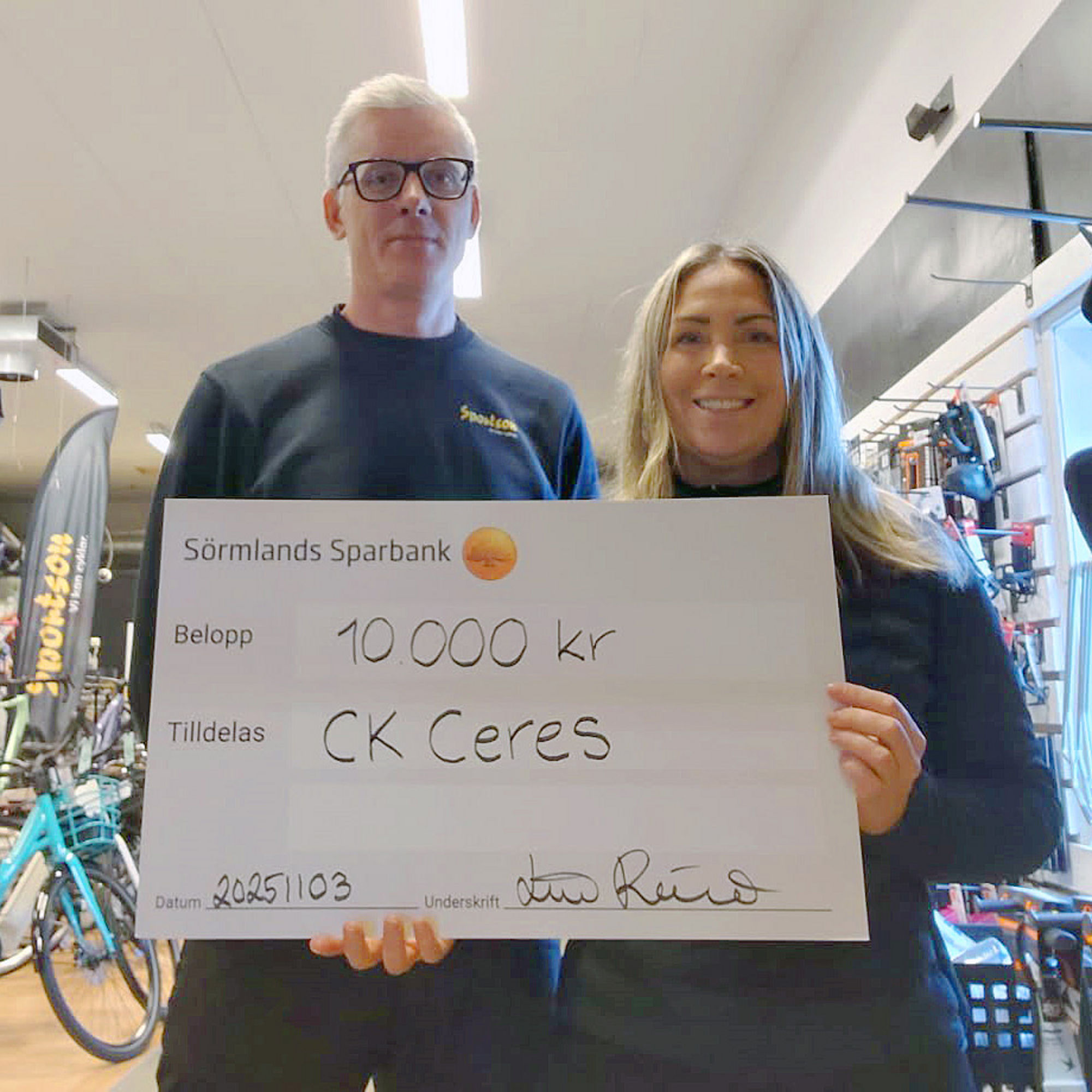 En man och en kvinna med en check