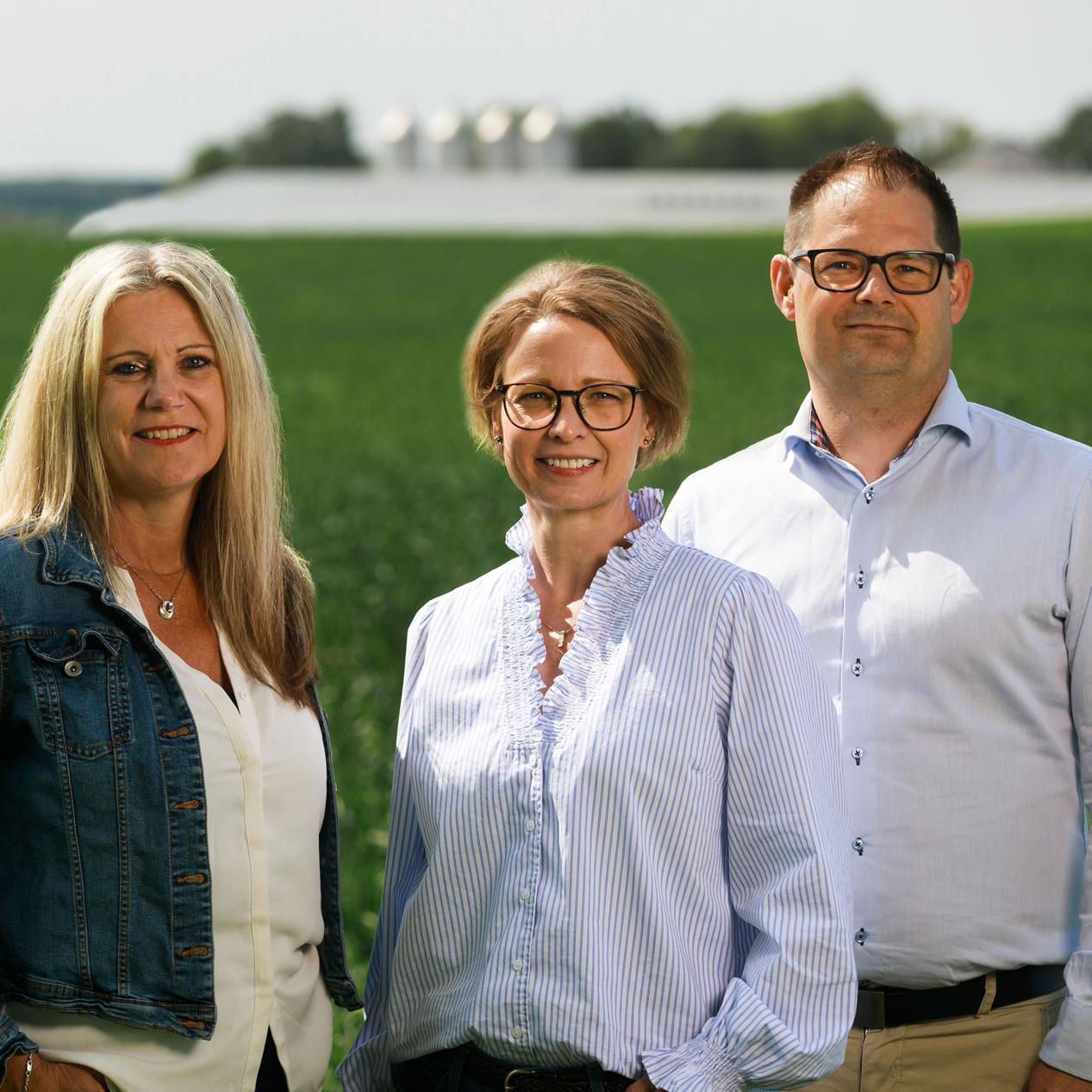 Två män och två kvinnor står i fält och ler mot kameran