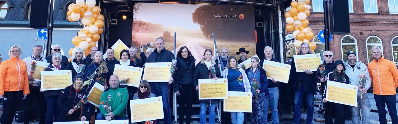 Glada människor på scen