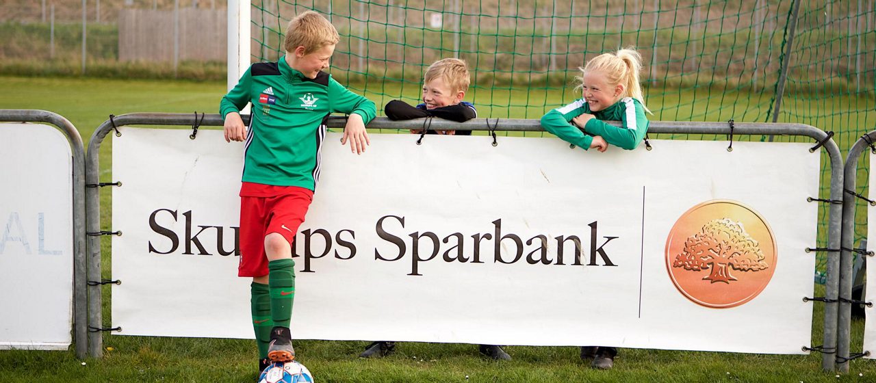 barn i fotbollskläder pratar