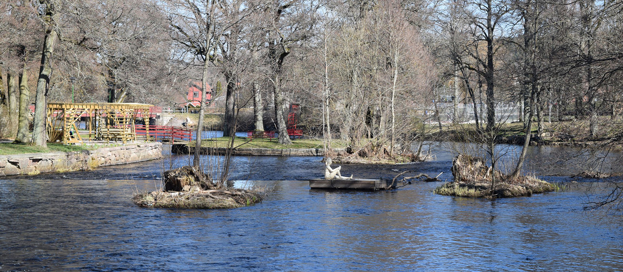  En stillsam å rinner genom en park
