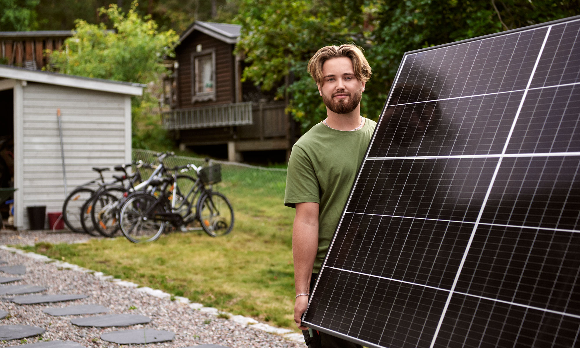 En man som bär en solpanel.