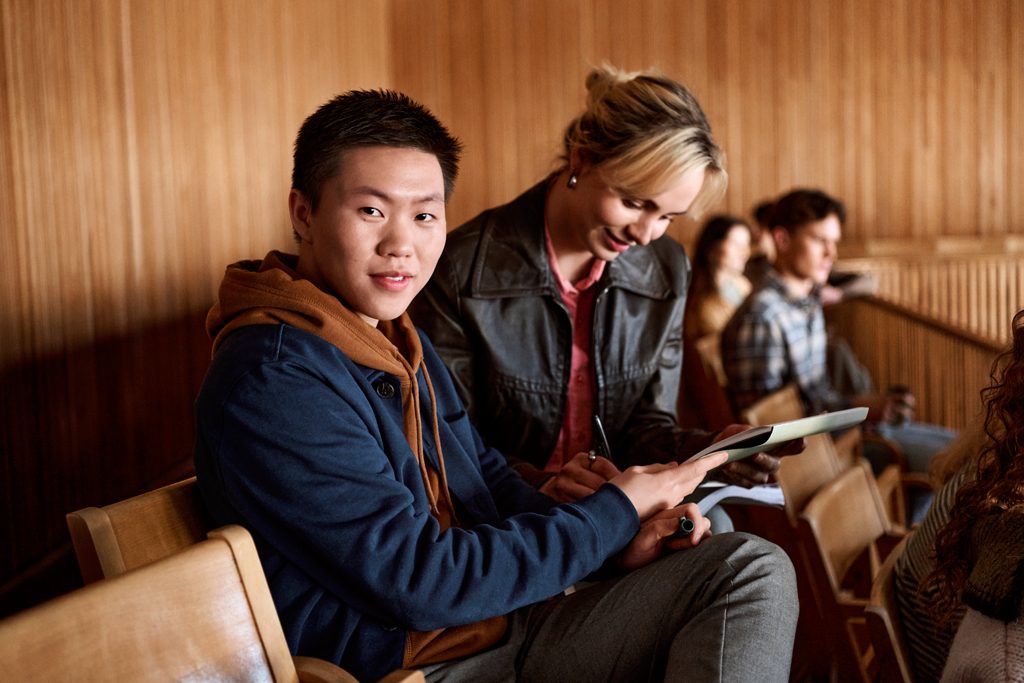 En grupp studenter har lektion i en hörsal.