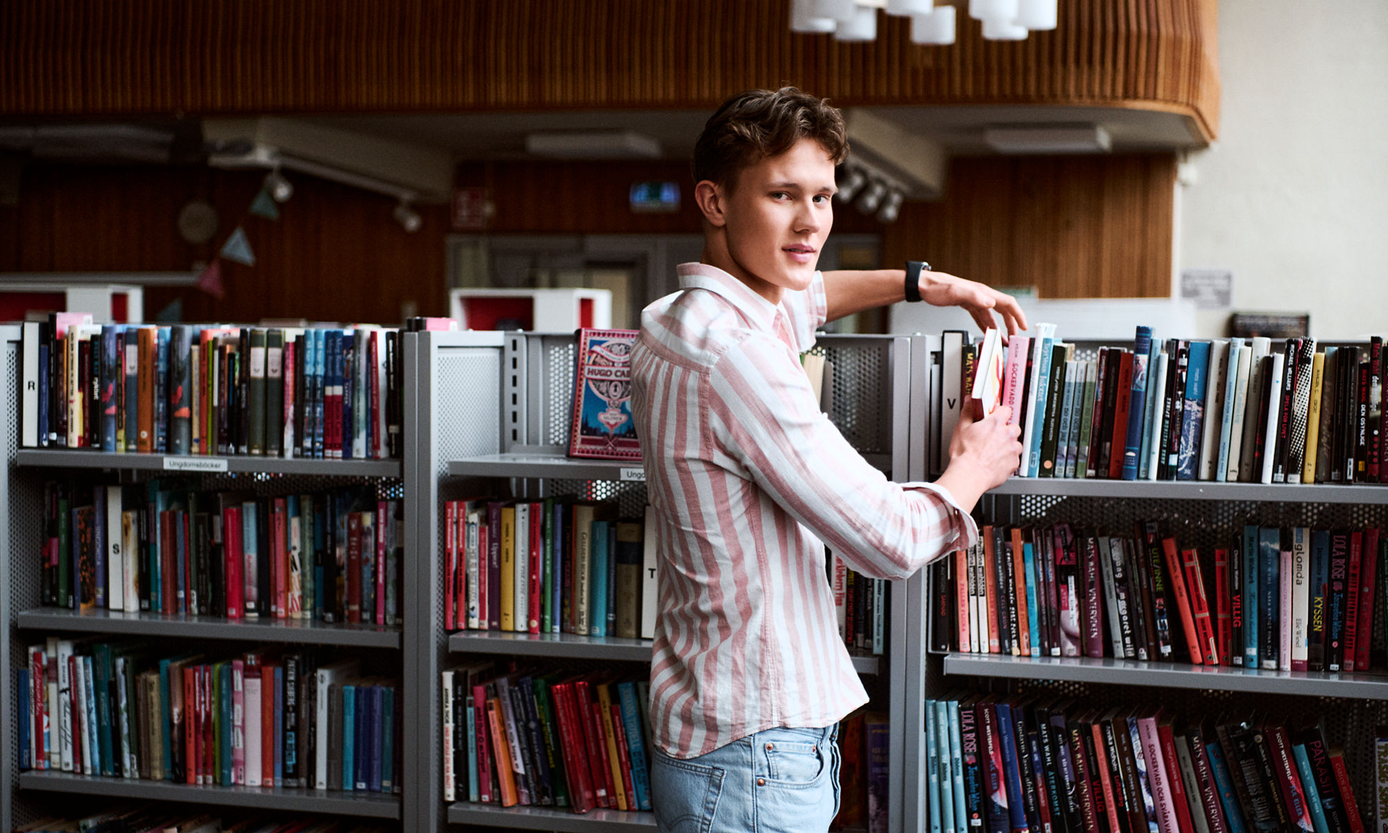 Student letar efter böcker i ett bibliotek.