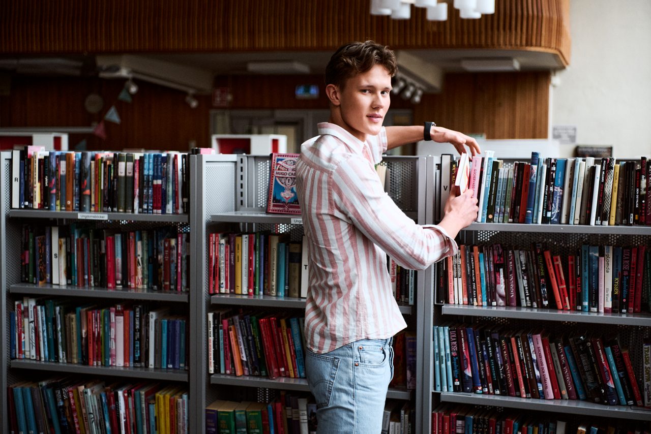 Student letar efter böcker i ett bibliotek.