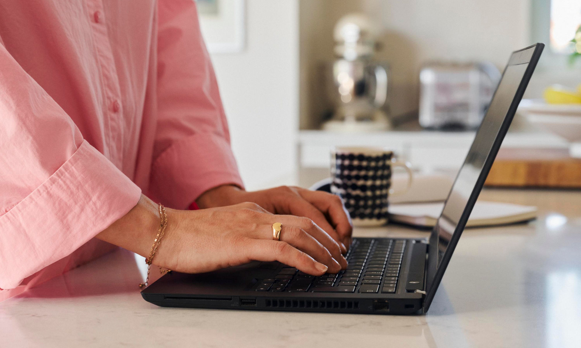 Närbild på en person som arbetar med en laptop