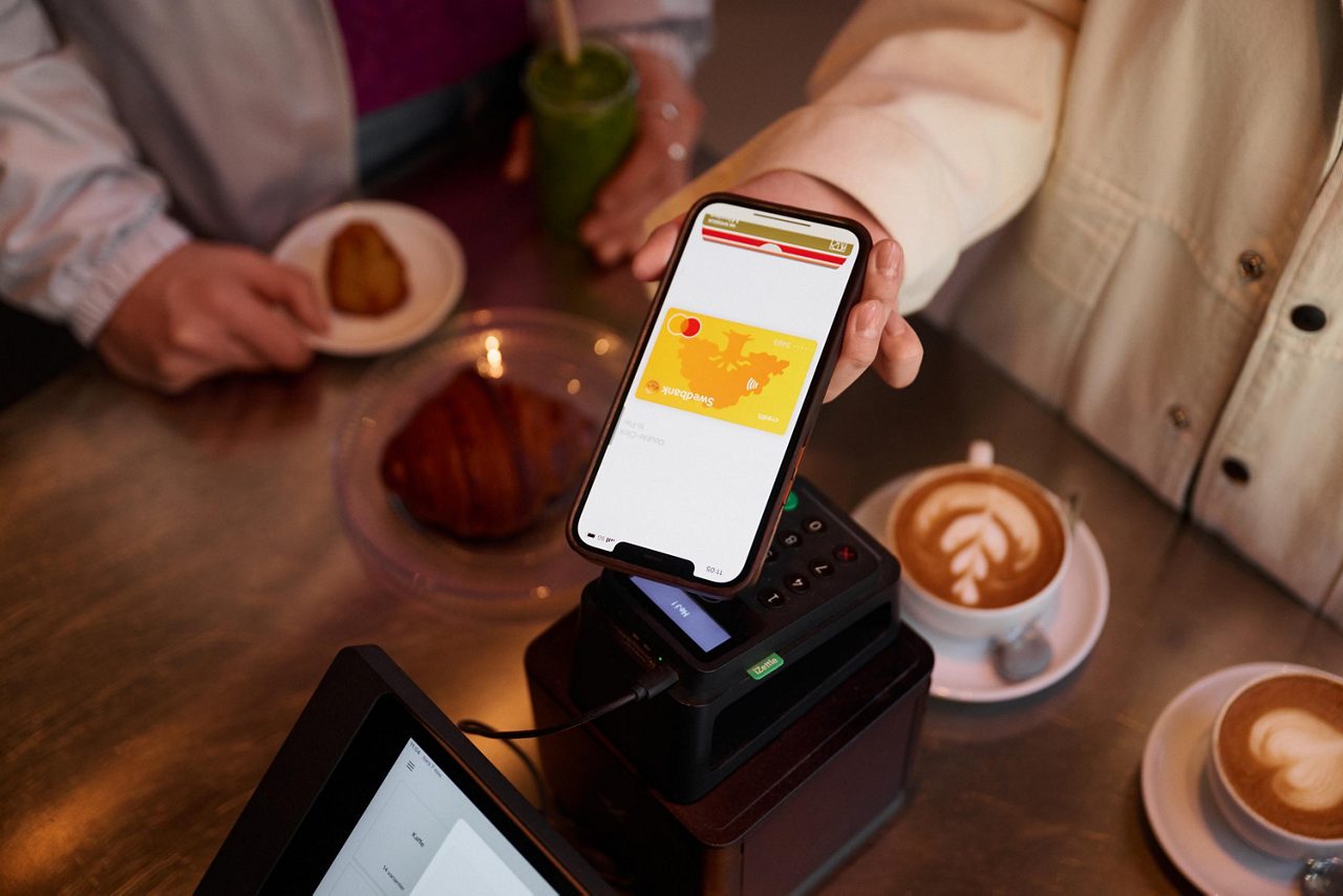 Person som betalar med sin mobil