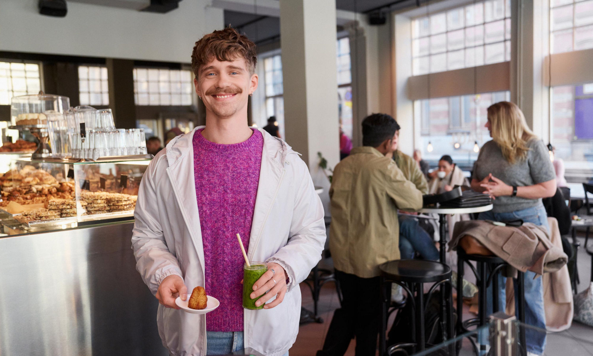 Kille köper fika på ett café