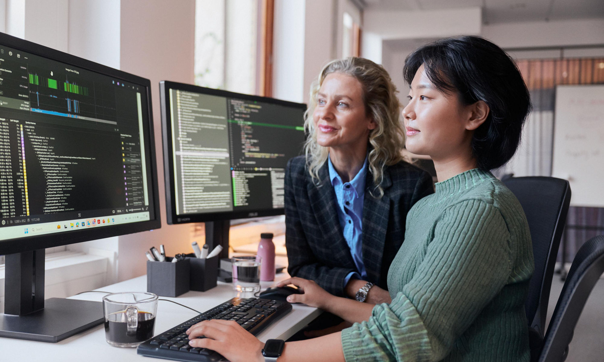 Två kollegor programmerar tillsammans