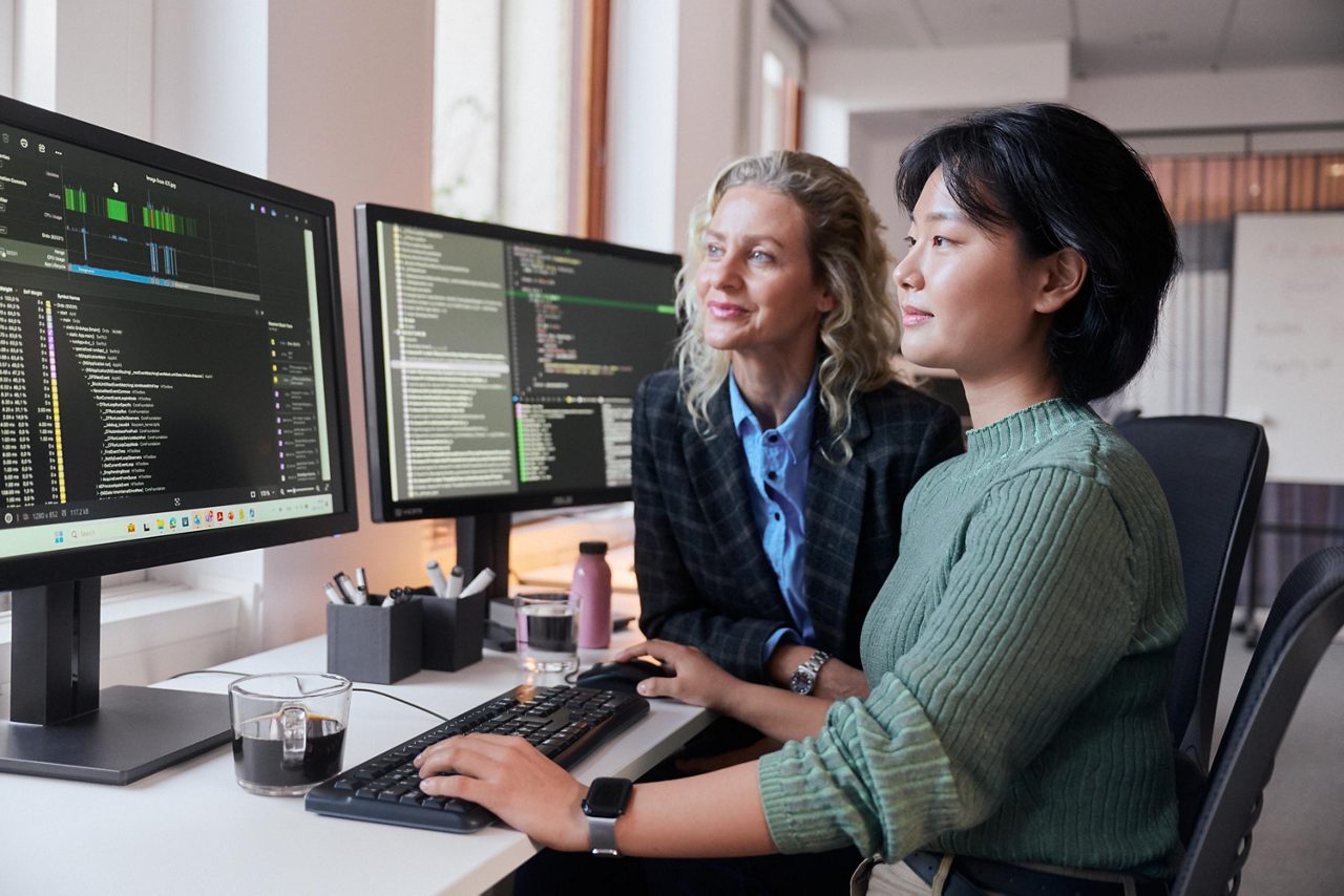 Två kollegor programmerar tillsammans