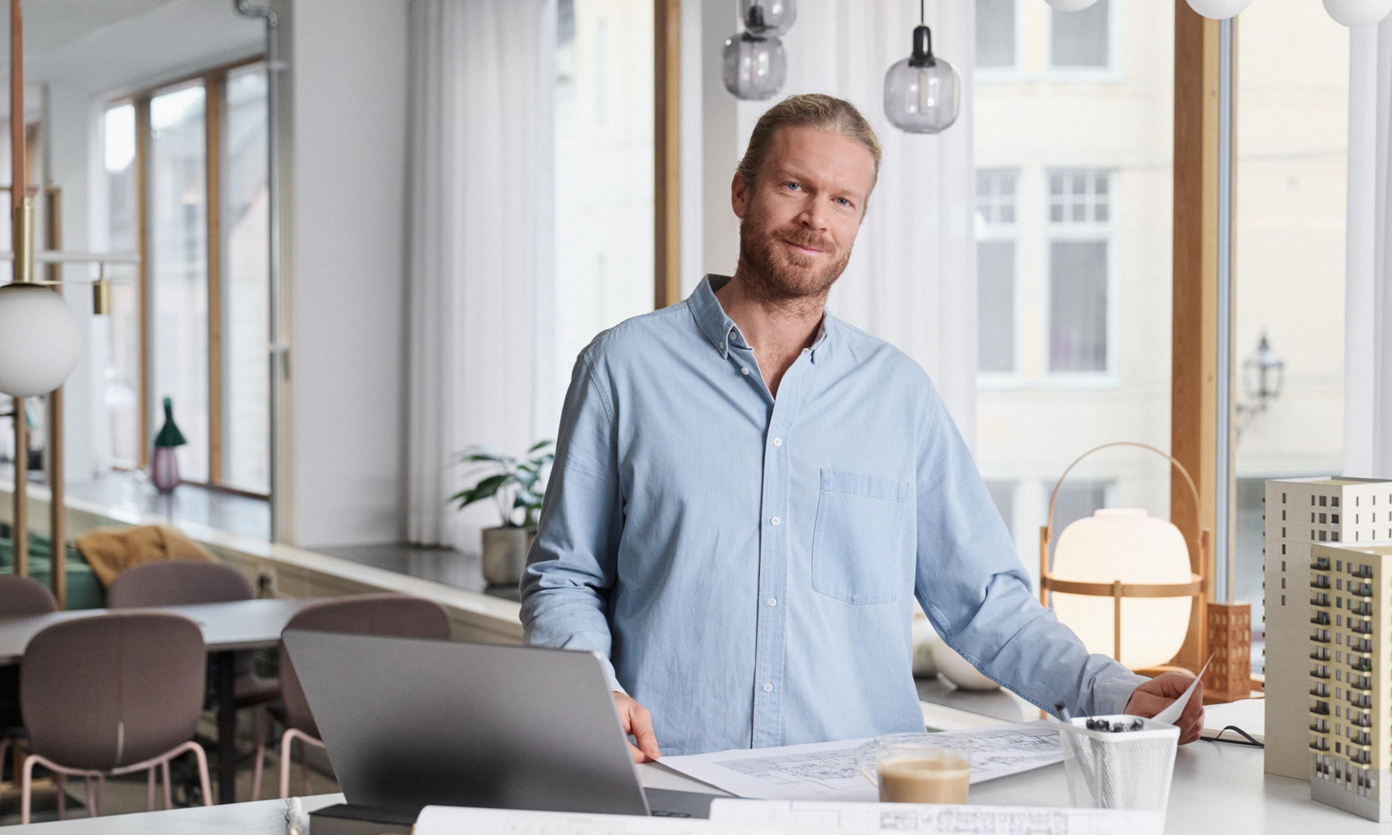 Arkitekt som jobbar med en ritning för en byggnad