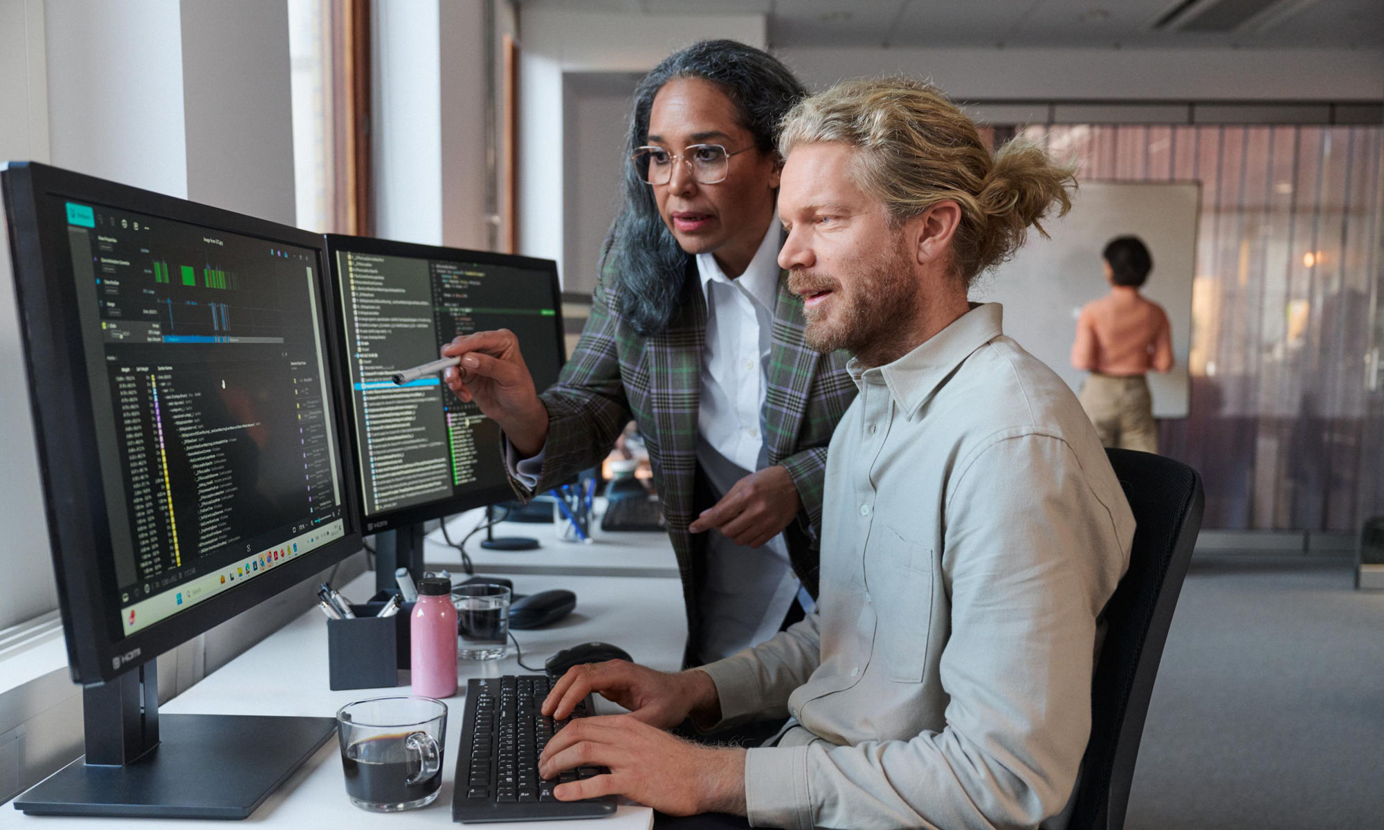 Två kollegor som programmerar tillsammans