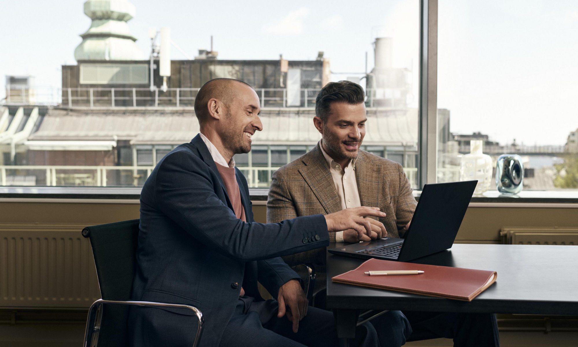 Två män har ett möte