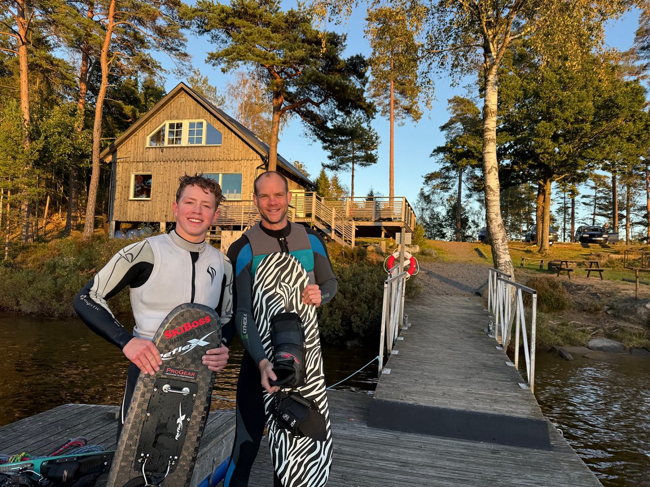 En åkare från Varbergs Vattenskidklubb testar föreningens nya slalombana för vattenskidor