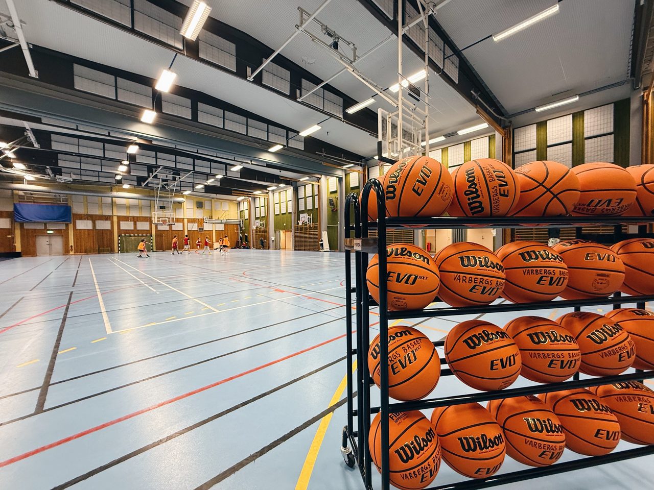 Basketbollar på en av bollvagnarna som föreningen Varbergs basket fått från Sparbanksstiftelsen